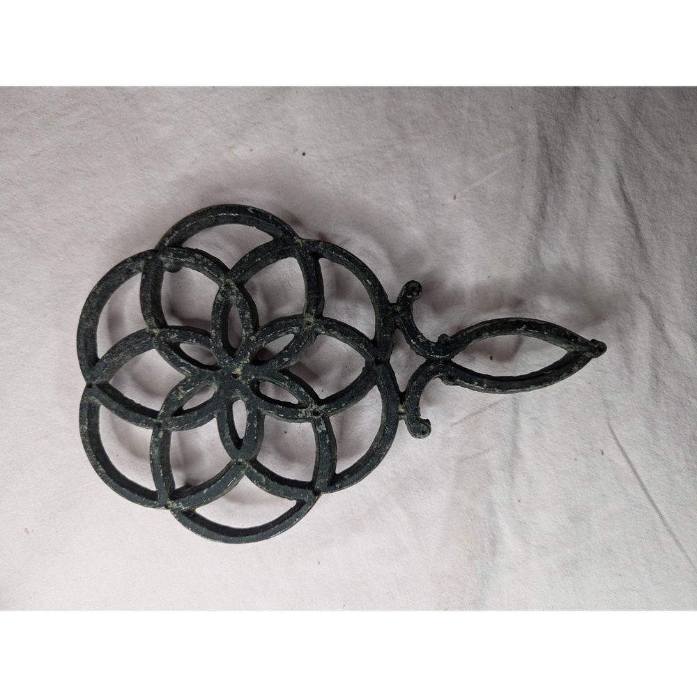 8.75" black kitchen trivet with handle flower center design